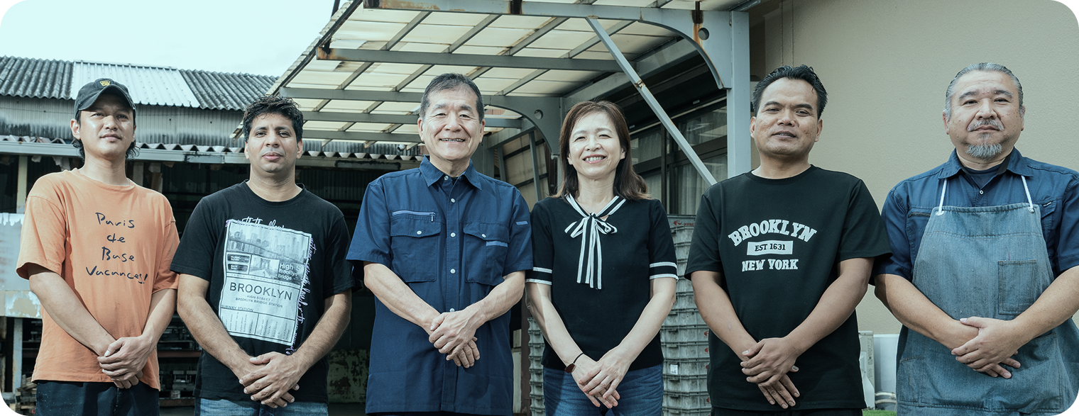 土屋製作所の社屋前に並ぶ従業員