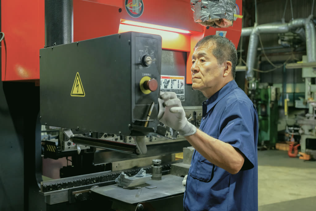 シャーリング加工を行う社員