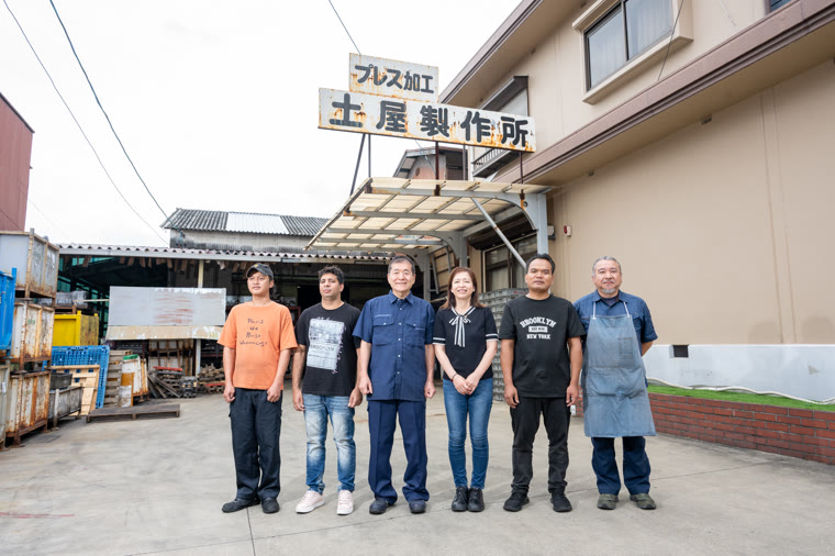 社屋の前に並ぶ土屋製作所の従業員