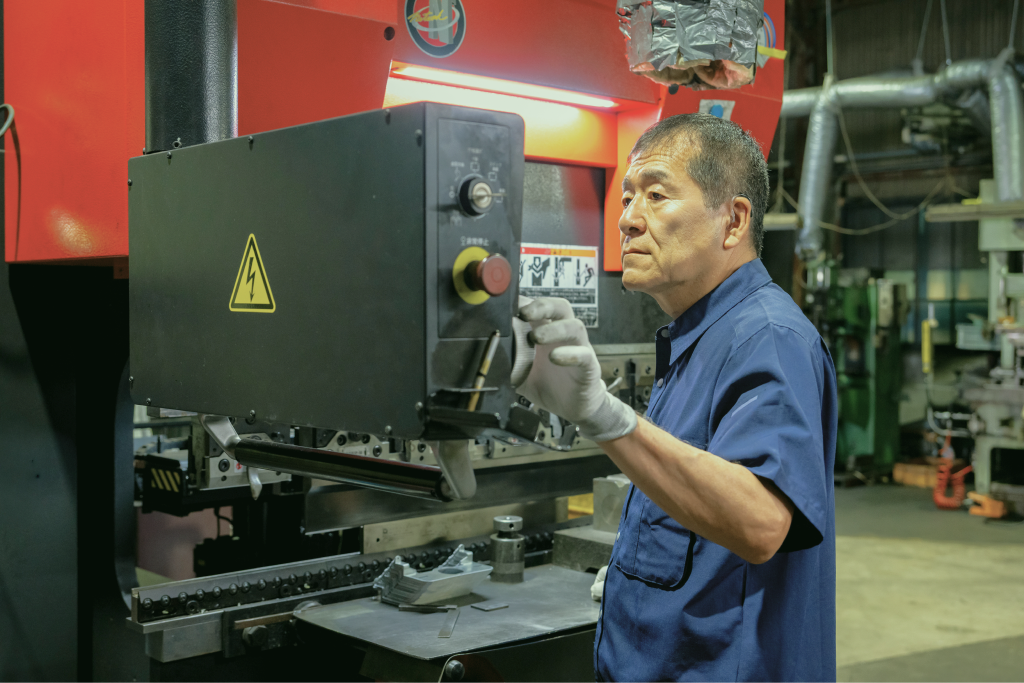 ブレーキプレスを操作する土屋製作所の職人